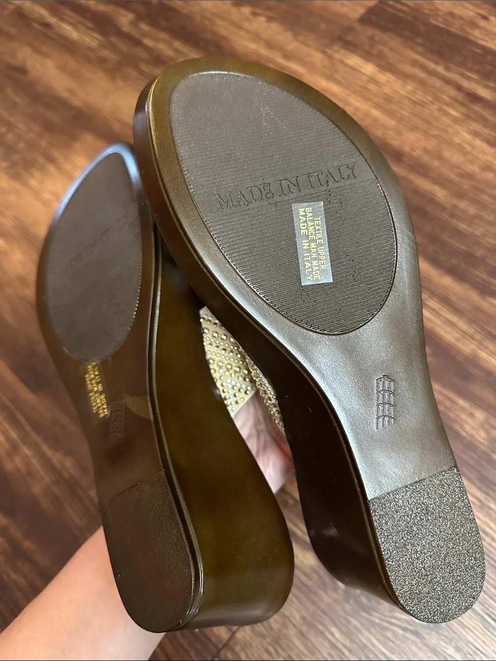 New Italian Shoemakers 8.5 Sandal Cream Wedge Thong Elastic Strap